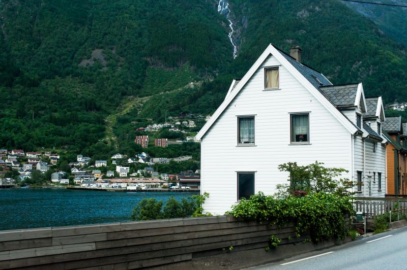 Why Waterfront and Near Water Homes Require Different Exterior Planning Strategies